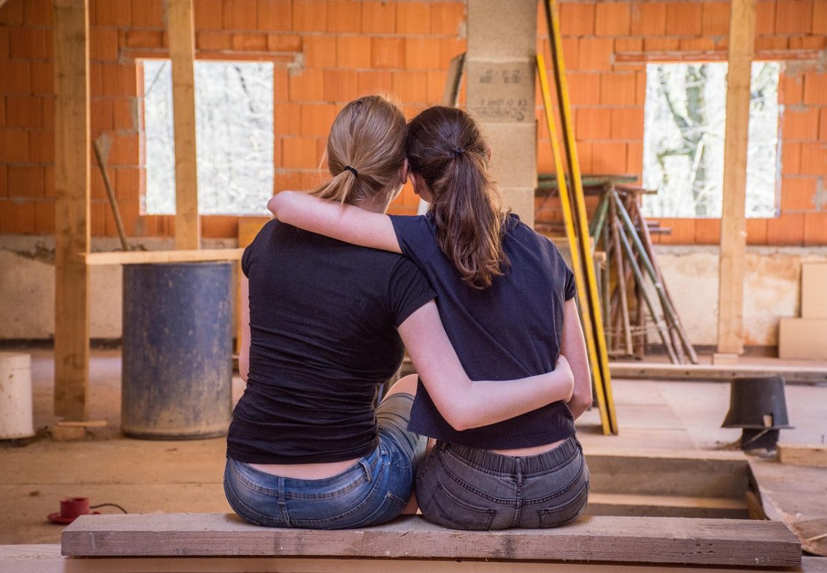 Two women who share a bond. Retrieved from Pixabay.